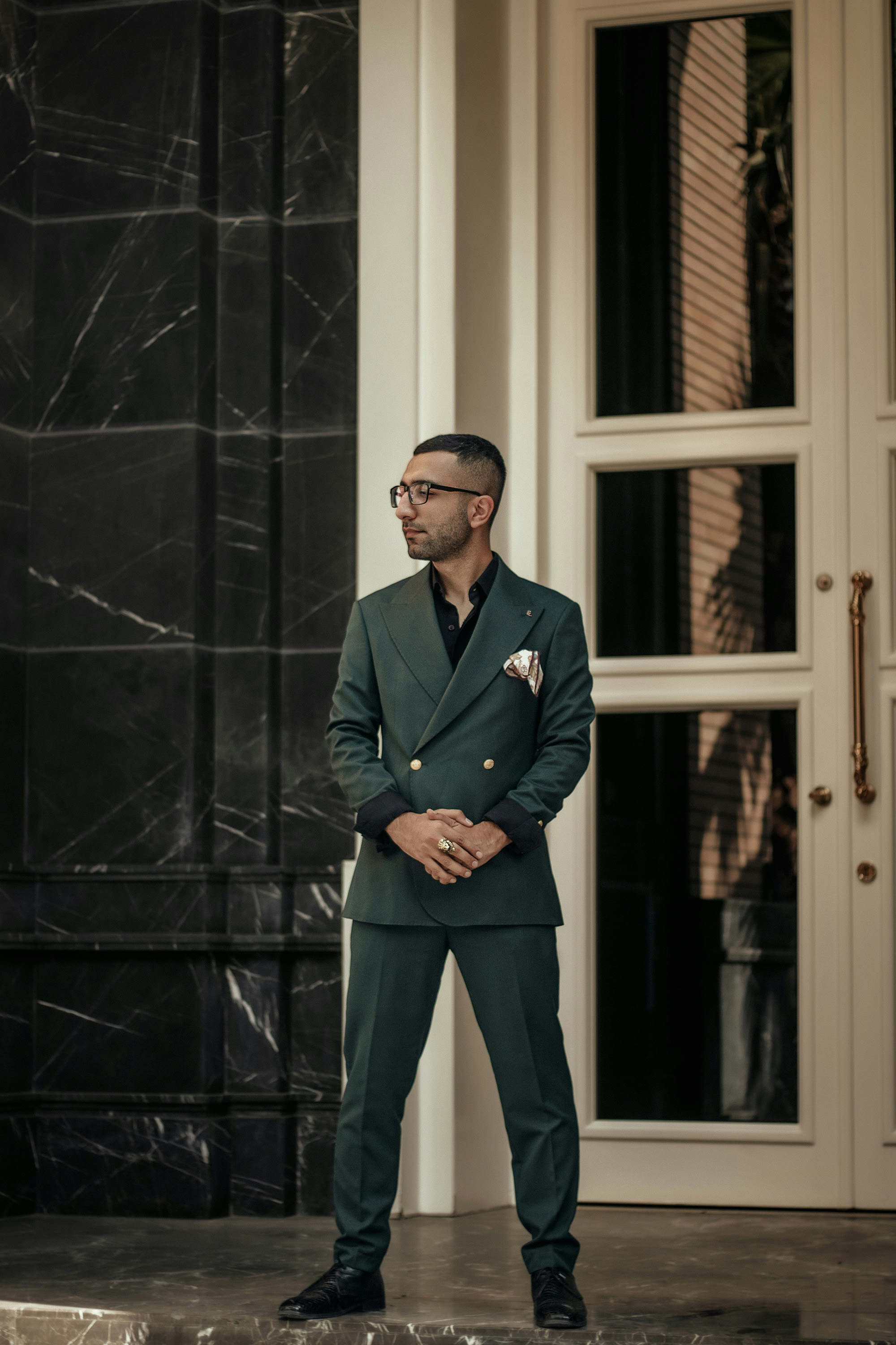 一位身穿綠色西裝套裝的男子